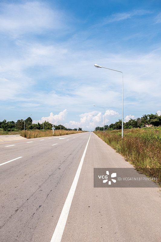 泰国达府昌安艮镇的空旷道路图片素材