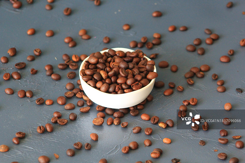 碗中烘焙咖啡豆的俯视角度照片图片素材