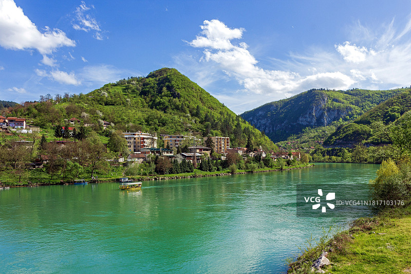 波斯尼亚和黑塞哥维那的湖畔建筑风光图片素材