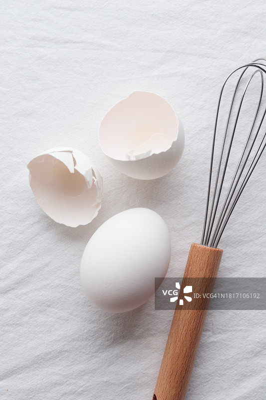 桌上的鸡蛋和钢丝搅拌器特写图片素材