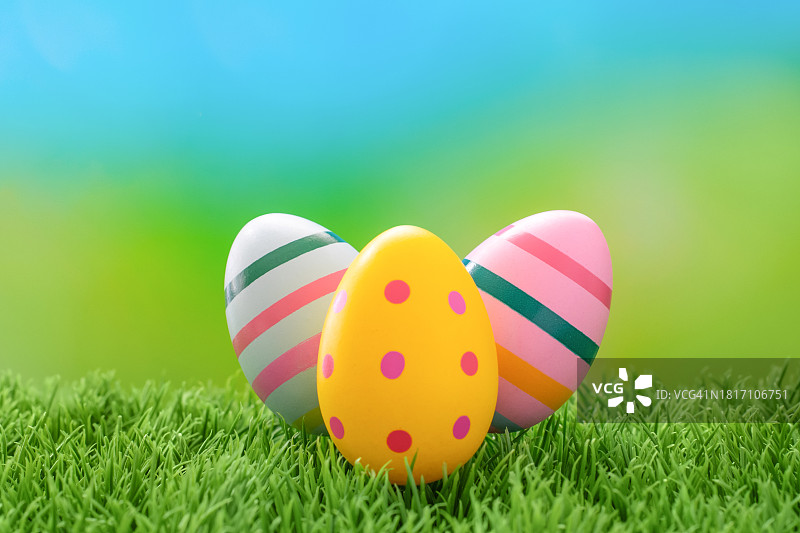 草地上彩色复活节彩蛋特写图片素材