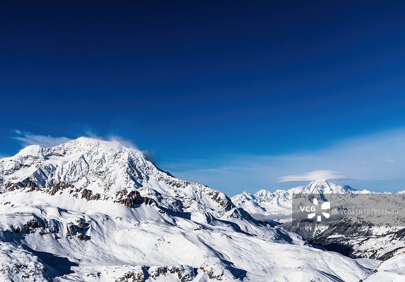 两座山峰与荚状云图片素材