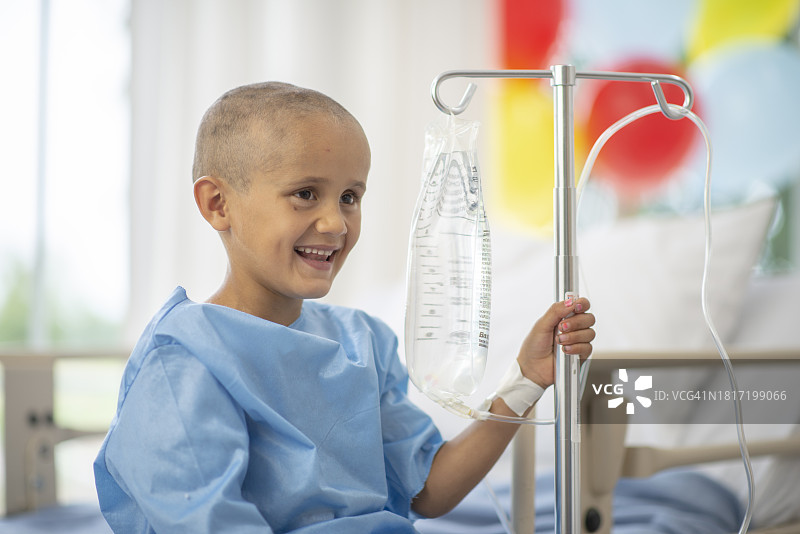 接受化疗的癌症男孩图片素材