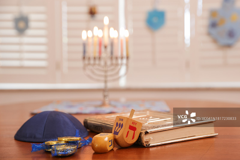 陀螺、巧克力金币、小帽和书本静物图片素材