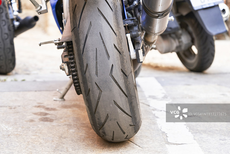 停在街道上的摩托车后轮图片素材