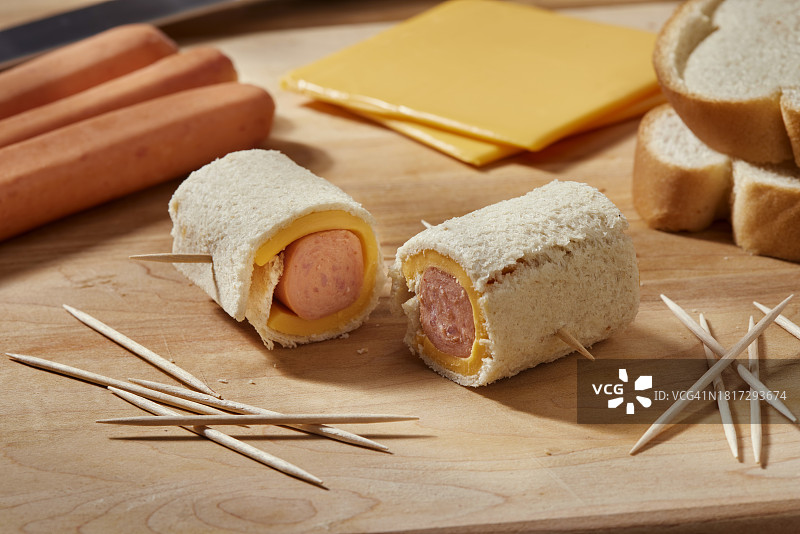 制作迷你烤奶酪热狗卷图片素材