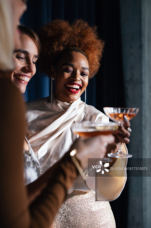 派对上饮酒的漂亮黑人女性肖像图片素材