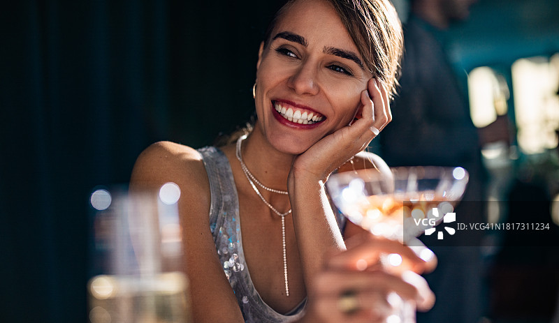派对上饮酒的美丽女人肖像图片素材