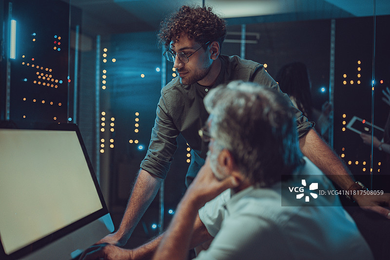 工程师在服务器机房使用电脑图片素材