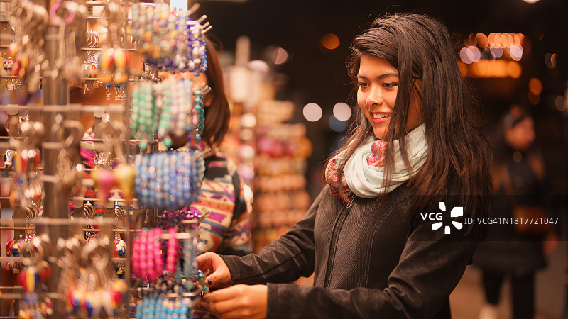 在零售店寻找纪念品的两个女游客图片素材