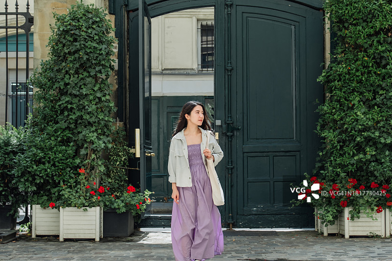 在法国城市探索的年轻亚洲女性旅行者肖像图片素材