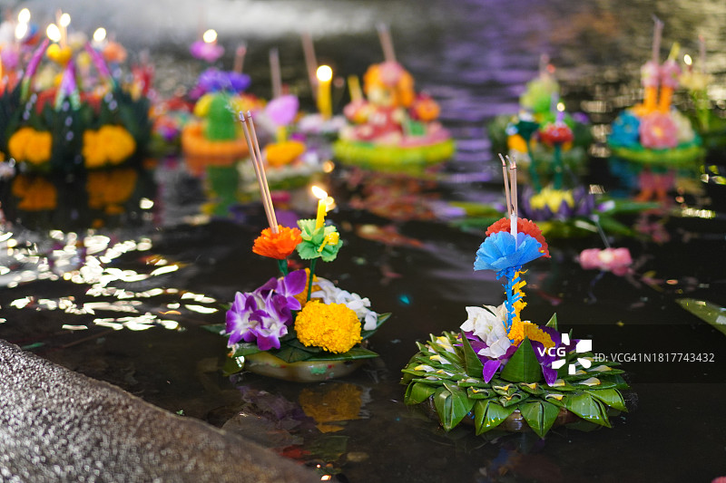 水灯节：漂浮在水面上的香蕉叶和鲜花图片素材