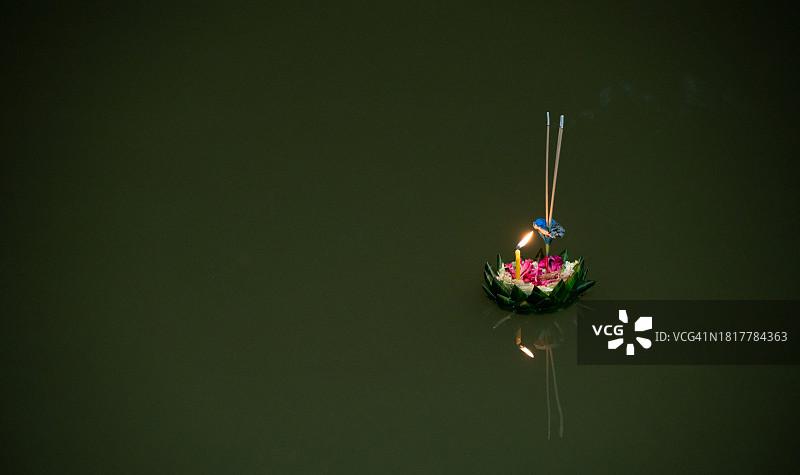 泰国水灯节河中漂浮的水灯图片素材