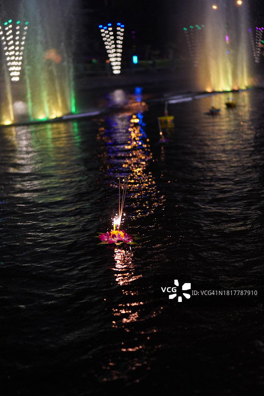 水灯节：漂浮在水面上的香蕉叶和鲜花图片素材