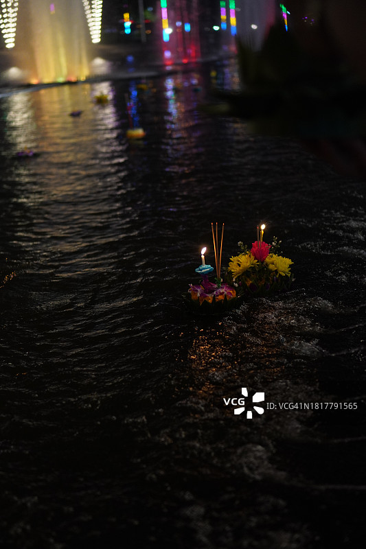 水灯节：漂浮在水面上的香蕉叶和鲜花图片素材