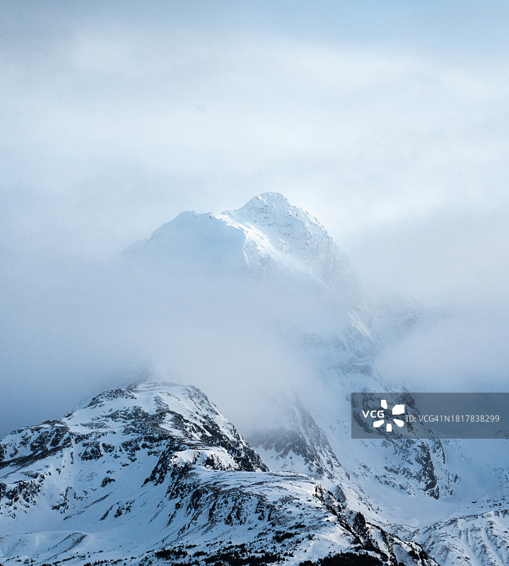 阿拉斯加州苏厄德附近的闪亮山峰图片素材