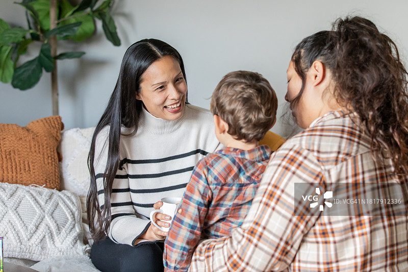 三代同堂家庭在家中和户外共度时光图片素材