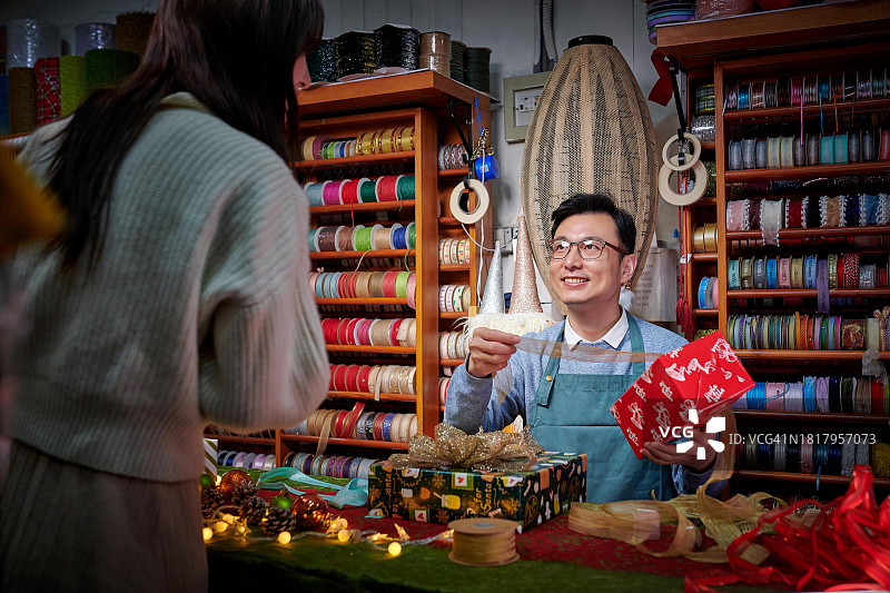 为顾客礼品盒配色的亚洲男性图片素材