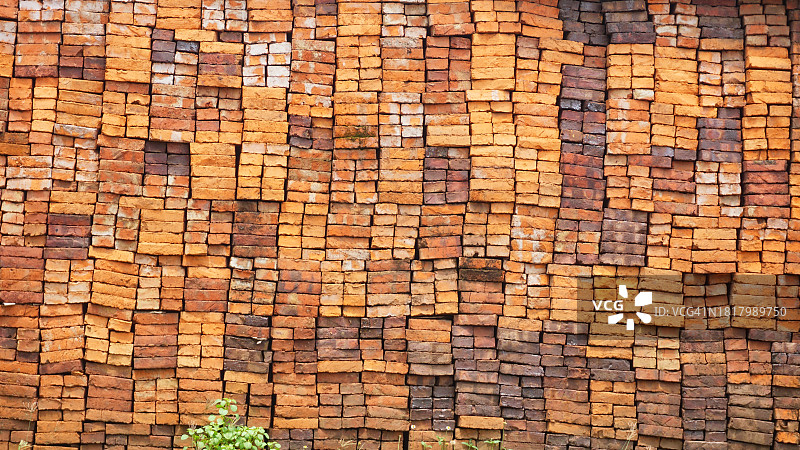 建筑背景中的一堆砖块图片素材