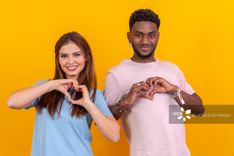 不同民族的朋友用手势比心图片素材