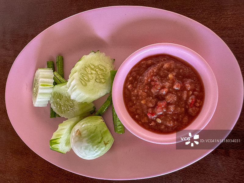 虾酱辣椒酱和新鲜蔬菜图片素材