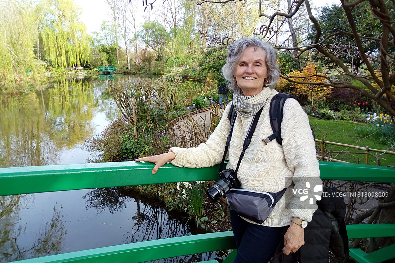 在吉维尼花园的年长游客女性自拍图片素材