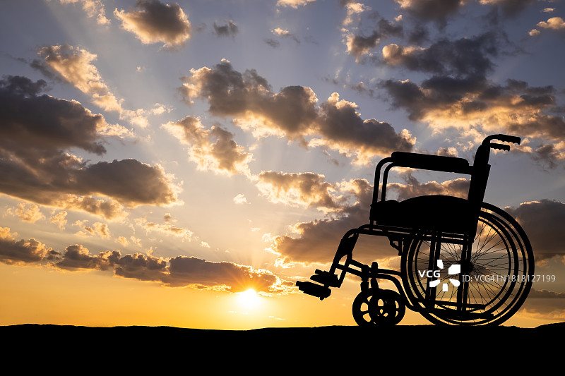 夕阳下的空轮椅图片素材