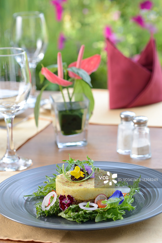 在花园餐厅供应的农舍馅饼图片素材