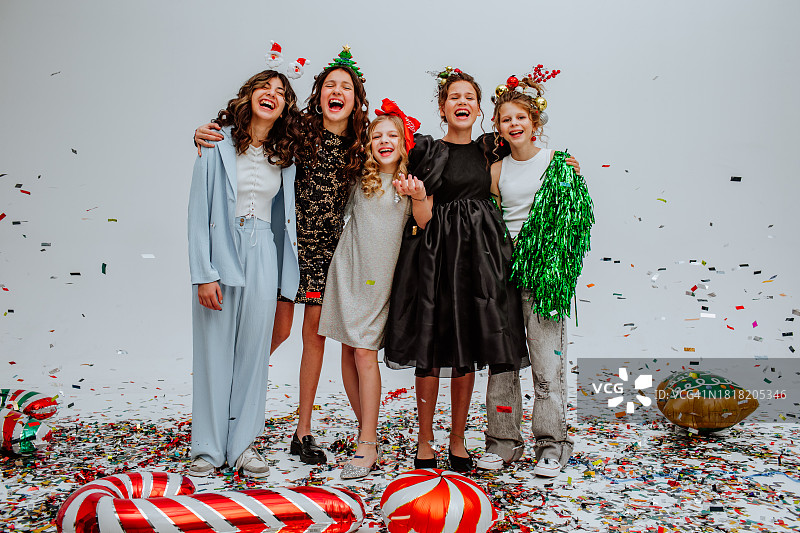 发型师与可爱少女在影棚中，气球和彩纸飞舞图片素材