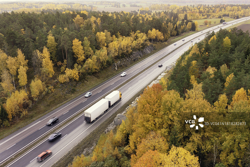 秋日森林中的卡车图片素材