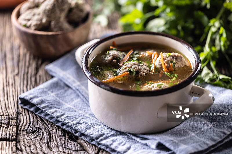 牛肉清汤饺子配牛肉、面包、鸡蛋和欧芹。德国肝丸汤图片素材