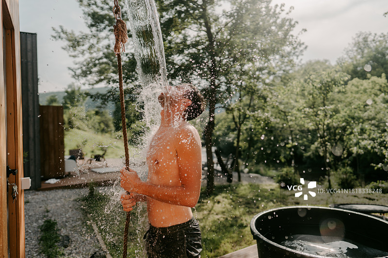 热气腾腾的桑拿浴后的冰桶图片素材