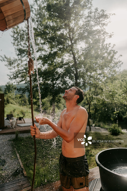 热气腾腾的桑拿浴后的冰桶图片素材