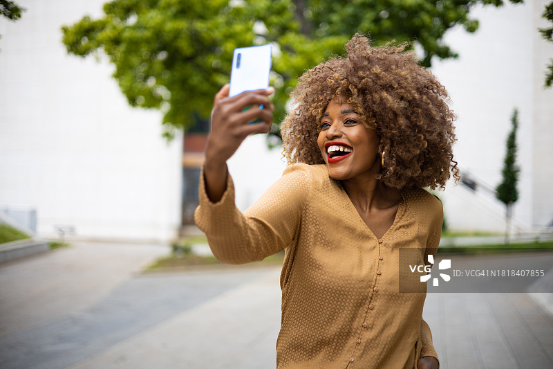 视频通话中的拉丁裔女性肖像图片素材