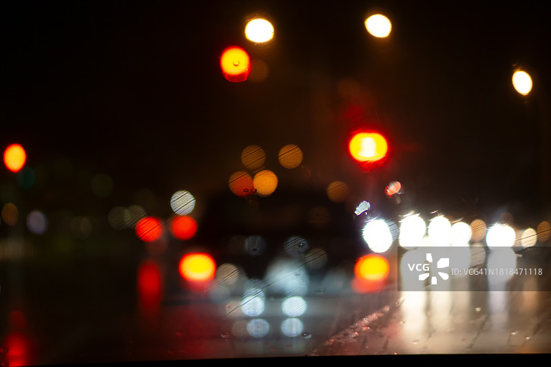 雨天尾灯散景图片素材