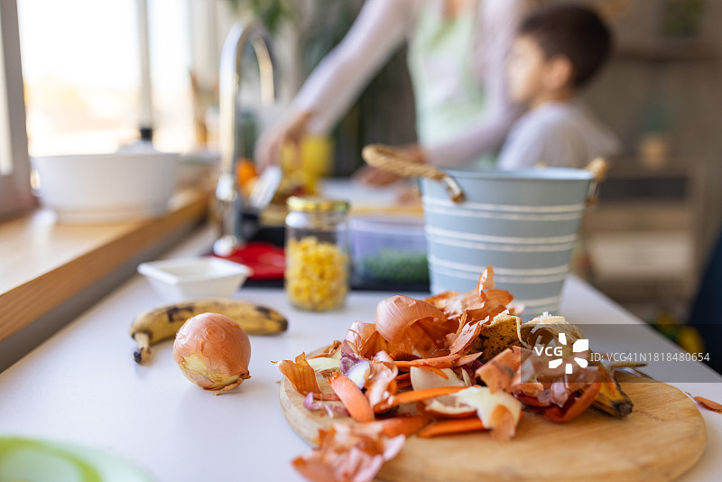 母子在家利用厨余垃圾图片素材
