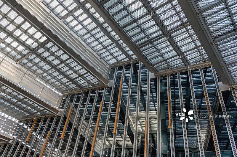 现代建筑的玻璃天花板图片素材