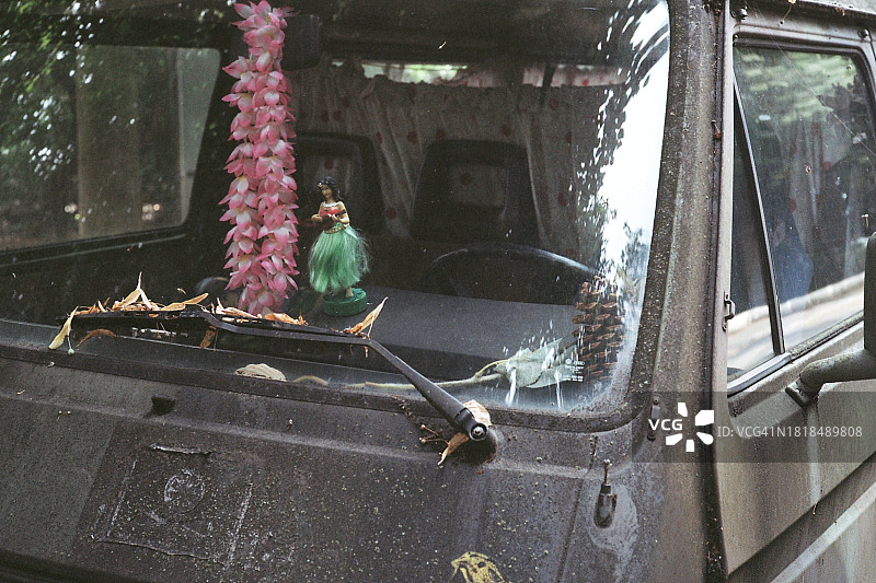风挡后的夏威夷舞者图片素材