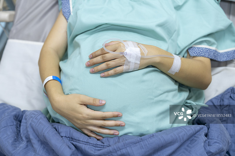 怀孕39周的孕妇等待分娩图片素材