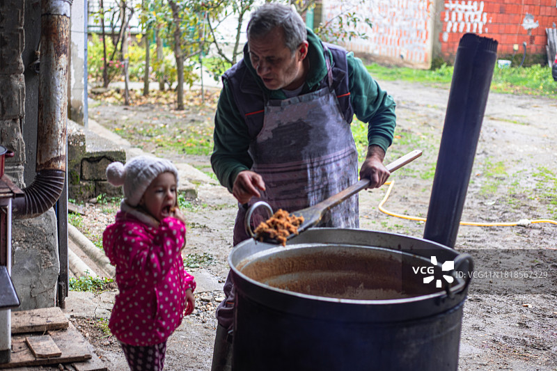 厨师在大锅里烹饪猪油，传统美食图片素材
