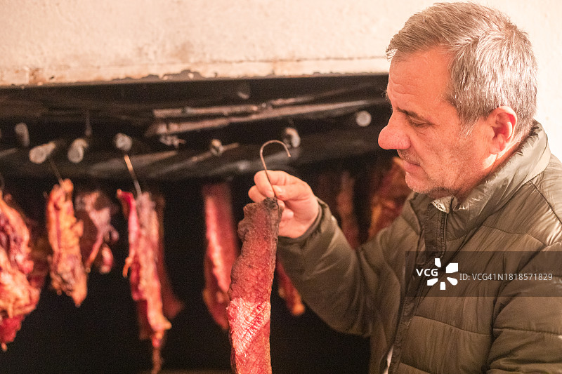 男子控制肉干图片素材