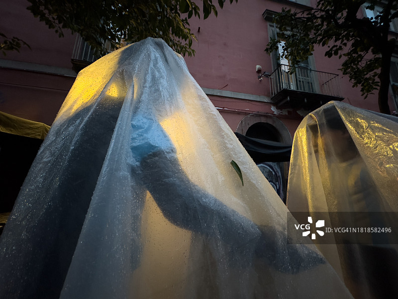 被塑料防水布覆盖的模特图片素材