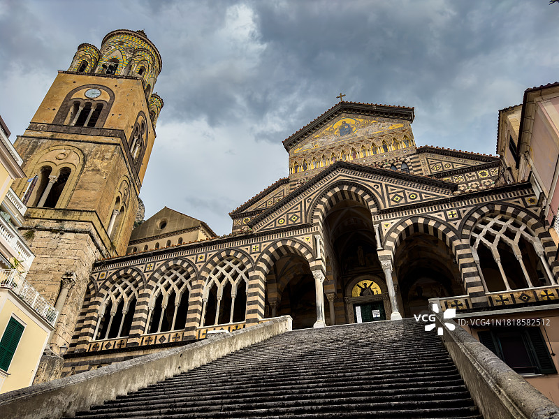 仰望通往阿马尔菲大教堂的台阶图片素材