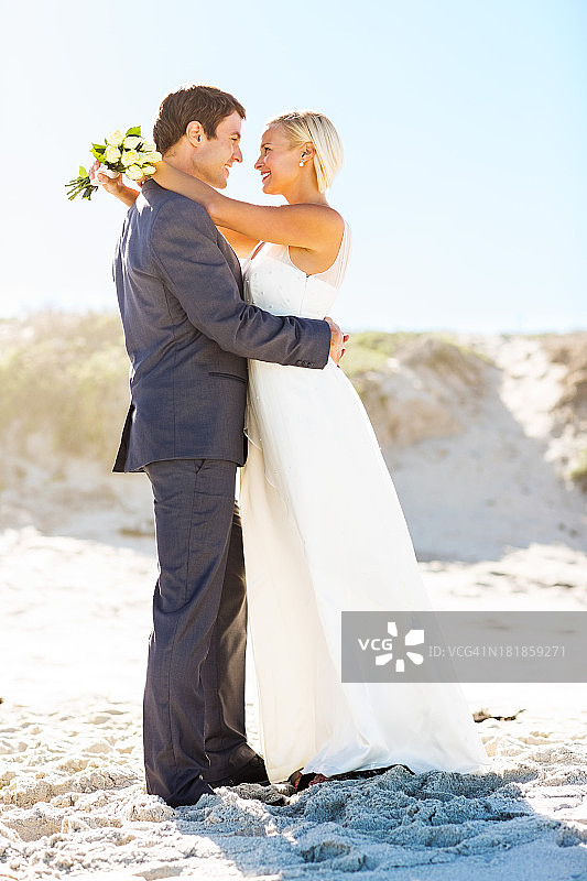 海滩上相拥的恩爱夫妻图片素材