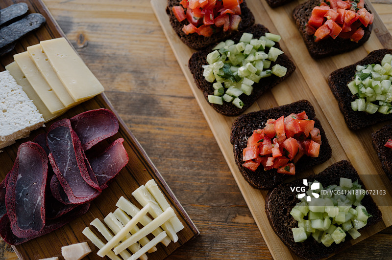 亚美尼亚传统小吃，配番茄、黄瓜和肉图片素材