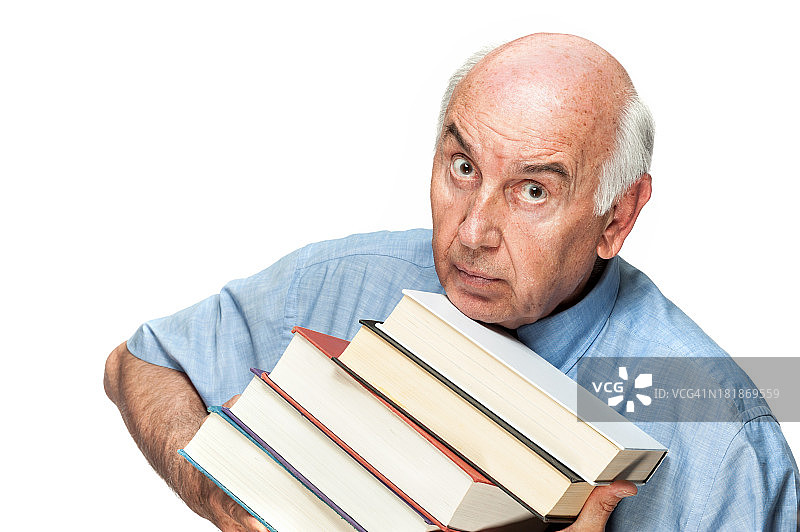 拿着书本的年长者图片素材