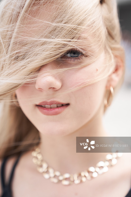 少女在风中的特写肖像图片素材