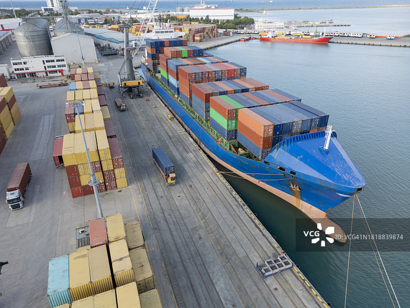 国际港口和远洋国际运输集装箱船航拍图片素材