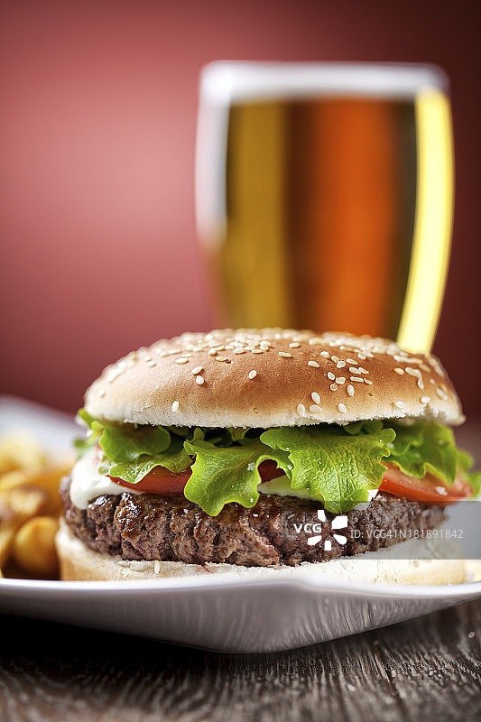新鲜汉堡与啤酒图片素材