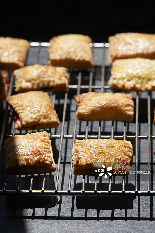 烤架上冷却的梅子馅饼图片素材
